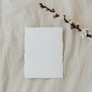 Maqueta de tarjeta minimalista Deckle Edge. Papel hecho a mano 5x7. Maqueta horizontal estilo boho. Colección de flores