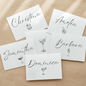 Plantilla de 6 tarjetas de lugar para cócteles. Tarjetas de presentación de bebidas. Etiquetas de cristal para despedida de soltera, fiesta de cumpleaños