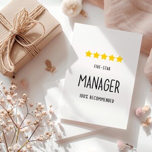 以下が含まれることがあります： 「FIVE-STAR MANAGER 100% RECOMMENDED」のテキストと5つの黄色の星のアイコンが描かれた白いカード。ひもとドライフラワーで包まれたギフトボックスが背景にあります。