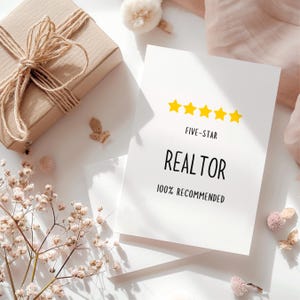 以下が含まれることがあります： 「FIVE-STAR REALTOR 100% RECOMMENDED」の文字と5つの黄色の星が描かれた白いカード。紐で結ばれたギフトボックスとドライフラワーも画像に写っています。