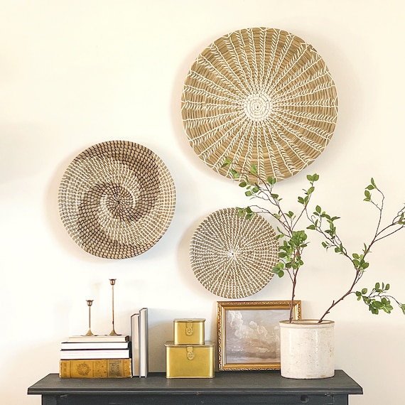 Artera Home Wicker Wall Basket Decor - Set of 3 Oversized, Hanging Natural  Woven Seagrass Flat Baskets, Round Boho Wall Basket Decor for Living Room