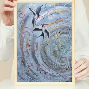 Pode incluir: Pintura abstrata emoldurada em madeira clara. A obra apresenta duas andorinhas em voo contra um fundo azul e dourado com linhas vermelhas. A assinatura do artista, "O.Solaris", é visível no canto inferior esquerdo.