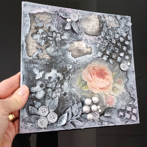 Panneau d'art de style vintage à techniques mixtes avec des roses et des détails 3D, art de collage, art texturé de découpage à techniques mixtes sur panneau, art unique en son genre