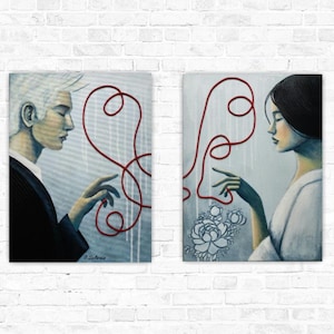 Puede incluir: Dos obras de arte en lienzo una al lado de la otra. Cada una presenta a una persona de perfil, extendiendo la mano hacia una línea roja en bucle. Una figura tiene el pelo blanco y lleva un traje negro. La otra tiene el pelo oscuro y una bata blanca.