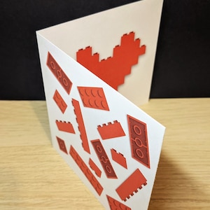 Carte d'amour avec une illustration de briques de type LEGO® à l'extérieur, et un cœur à l'intérieur ! Personnalisez/ajoutez du texte !