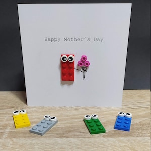 Biglietto con veri pezzi LEGO, un omino di mattoncini che tiene in mano un mazzo di fiori: scegli il colore e personalizza!