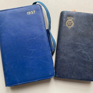 NUOVO STOCK Meraviglioso paio di diari e agende francesi vintage del 1934 e del 1937 usati, documenti extra, ricevute, carta vecchia