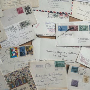NEUE STOCK Sammlung von 22 amerikanischen französischen Original-Luftpost-Umschlägen der 1970er Jahre, handgeschriebenes Papier, Ephemera-Journalzubehör