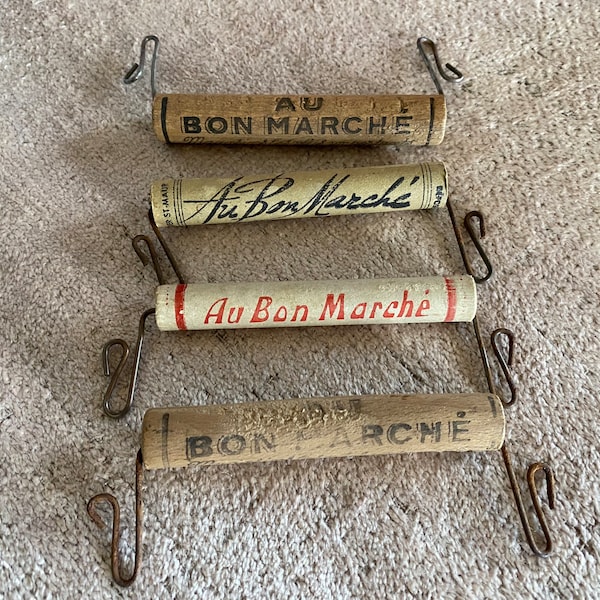 NEUER STOCK Sammlung von 4 alten französischen Paris Bon Marche Holzladentaschengriffen, Taschenhaltern, Werbe-Publicité-Sammlerstücken