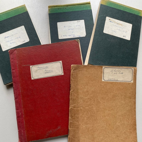 Wunderbare Sammlung kleiner englischer handgeschriebener technischer Wissenschaftsbücher aus den 1940er bis 1950er Jahren mit altem Papier, Ephemera