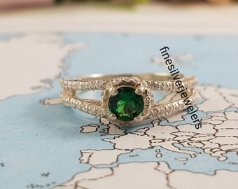 Royal Round Cut Emerald Engagement Ring, Vivid Muzo Green Halo