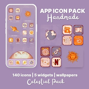 Puede incluir: Una maqueta de pantalla de teléfono que muestra una colección de 140 iconos de aplicaciones dibujados a mano con un tema celestial. Los iconos están organizados en una cuadrícula e incluyen una variedad de aplicaciones, como reloj, cámara, archivos, fotos, Spotify, calendario, configuración, mensajes, Etsy, contactos, cartera, TikTok, y más. Los iconos están todos en un estilo de dibujos animados y presentan una variedad de elementos celestiales, como estrellas, planetas, lunas y el sol. El texto "APP ICON PACK Handmade" se muestra en la parte superior de la imagen. El texto "140 icons | 5 widgets | wallpapers Celestial Pack" se muestra en la parte inferior de la imagen.