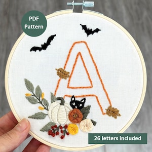 Patrón de bordado de letras de monograma de otoño, instrucciones de bordado paso a paso, 26 diseños de bordado de calabaza blanca con alfabeto inicial