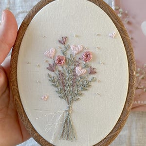 Boeket borduurpatroon liefde borduurwerk ontwerpen romantisch borduurpatroon bruidscadeau bloemen roos handborduurkaart met stap voor stap