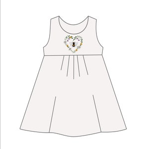 Peut inclure: Une robe blanche sans manches avec un motif floral en forme de c&oelig;ur avec une abeille au centre. La robe a une jupe pliss&eacute;e.