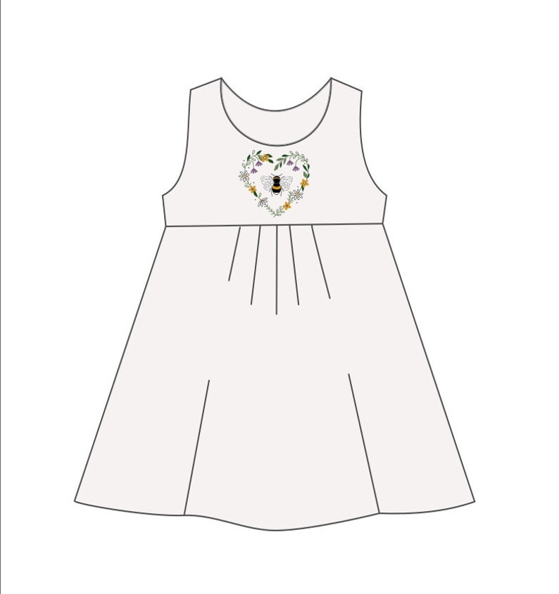 Peut inclure: Une robe blanche sans manches avec un motif floral en forme de c&oelig;ur avec une abeille au centre. La robe a une jupe pliss&eacute;e.