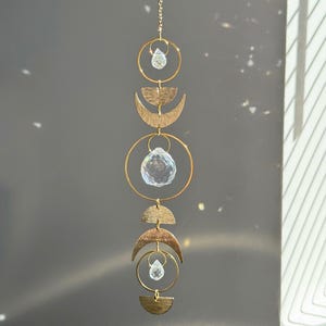 Sonnenfänger Mondphasen | Strukturiertes Messing & Kristall | Vertikale Mond-Deko | 45cm Regenbogenmacher Gold | Handgefertigt | Celestial