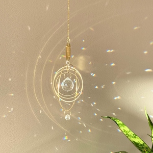 Geometrischer Goldener Sonnenfänger Kristall Prisma Regenbogenmacher Boho Wohndeko Spirituelle Geschenkidee Fensterdeko Wanddeko Lichtspiel
