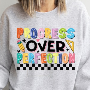 Progrès par rapport à la perfection SVG, citation inspirante, oeuvre d'art murale motivante, affirmation positive, téléchargement numérique, typographie à pois, créations artisanales