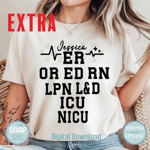 K&ouml;nnte beinhalten: Ein wei&szlig;es T-Shirt mit schwarzem Text, der "Jessica NER OR ED RN LPN L&D ICU NICU" lautet und einer Herzschlaggrafik. Der Text "Digitaler Download" befindet sich am unteren Rand des Shirts. Der Text "SVG/PNG EPS/DXF" befindet sich in der unteren rechten Ecke des Bildes.