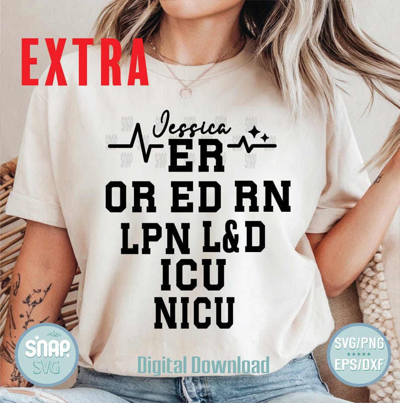 K&ouml;nnte beinhalten: Ein wei&szlig;es T-Shirt mit schwarzem Text, der "Jessica NER OR ED RN LPN L&D ICU NICU" lautet und einer Herzschlaggrafik. Der Text "Digitaler Download" befindet sich am unteren Rand des Shirts. Der Text "SVG/PNG EPS/DXF" befindet sich in der unteren rechten Ecke des Bildes.