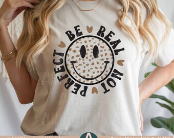 Seja real, não perfeito svg png/Camisa de inspiração svg/Camisa com cara feliz png/Cara com estampa de leopardo svg/Camisa de presente Bestie/Arquivo para Cricut
