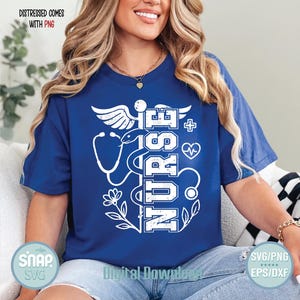 K&ouml;nnte beinhalten: Ein blaues T-Shirt mit einer wei&szlig;en, abgenutzten Grafik eines Arztestabes, eines Stethoskops, eines Herzens und dem Wort "NURSE" mit einem Pluszeichen. Der Text "DISTRESSED COMES WITH PNG" befindet sich oben im Bild.