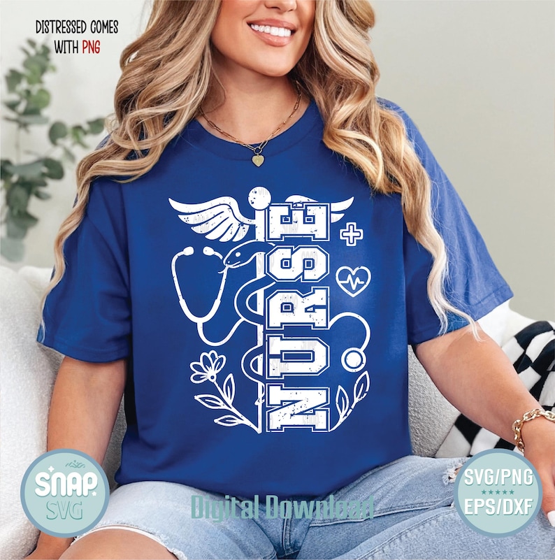 K&ouml;nnte beinhalten: Ein blaues T-Shirt mit einer wei&szlig;en, abgenutzten Grafik eines Arztestabes, eines Stethoskops, eines Herzens und dem Wort "NURSE" mit einem Pluszeichen. Der Text "DISTRESSED COMES WITH PNG" befindet sich oben im Bild.