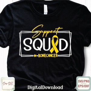 Op de afbeelding: Een zwart T-shirt met een wit vierkant frame rond de woorden "Support SQUID #-BONECANCER-." Een geel lint bevindt zich in het woord "SQUID".