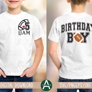 Peut inclure: T-shirt blanc avec un motif de ballon de football, le chiffre 5 et le nom "Liam" sur le devant. Le dos du t-shirt indique "Birthday Boy" avec un motif de ballon de football. Le t-shirt est pour un enfant.