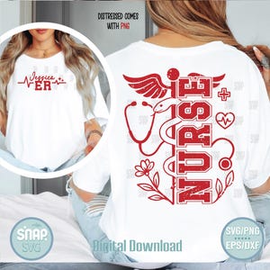 K&ouml;nnte beinhalten: Ein wei&szlig;es T-Shirt mit einem roten Grafikdesign aus einem Stethoskop, einer Schlange und dem Wort "NURSE" in einer verwitterten Schriftart. Der Text "Jessica ER" befindet sich auf der Vorderseite des Shirts.