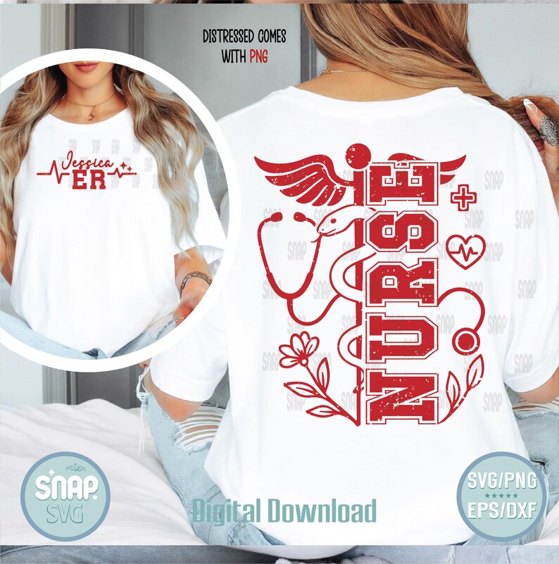 K&ouml;nnte beinhalten: Ein wei&szlig;es T-Shirt mit einem roten Grafikdesign aus einem Stethoskop, einer Schlange und dem Wort "NURSE" in einer verwitterten Schriftart. Der Text "Jessica ER" befindet sich auf der Vorderseite des Shirts.