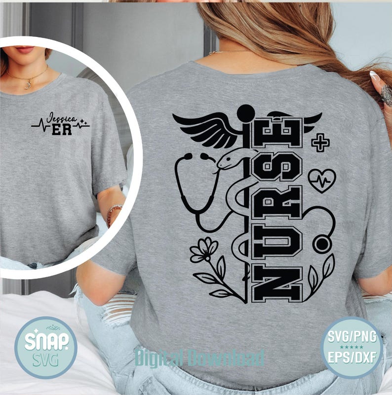 K&ouml;nnte beinhalten: Graues T-Shirt mit einer schwarzen Grafik eines Stethoskops, einer Schlange und dem Wort "NURSE" mit einem Herz und einem Pluszeichen. Der Text "Jessica ER" befindet sich auf der Vorderseite des Shirts.