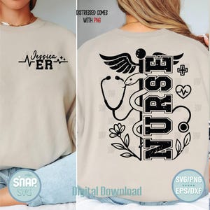 K&ouml;nnte beinhalten: Ein beiger Pullover mit einem abgenutzten schwarzen Grafikdesign einer Schlange, die sich um ein Stethoskop windet, mit dem Wort "NURSE" in einer abgenutzten Schriftart. Die Grafik enth&auml;lt auch ein Herz, ein Pluszeichen und florale Elemente. Der Text "Jessica ER" ist auf der Vorderseite des Pullovers aufgedruckt.