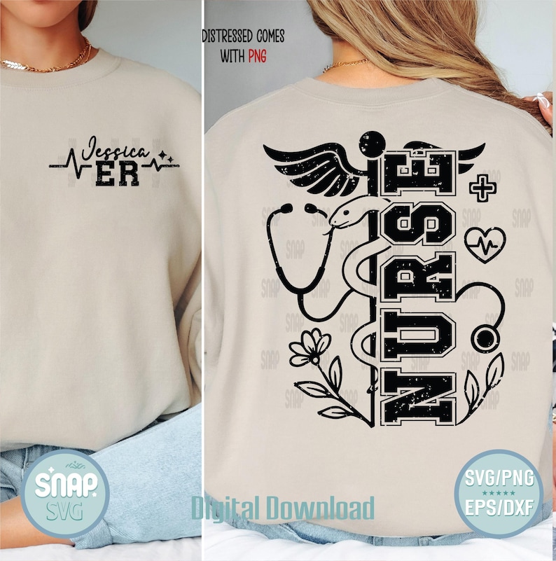 K&ouml;nnte beinhalten: Ein beiger Pullover mit einem abgenutzten schwarzen Grafikdesign einer Schlange, die sich um ein Stethoskop windet, mit dem Wort "NURSE" in einer abgenutzten Schriftart. Die Grafik enth&auml;lt auch ein Herz, ein Pluszeichen und florale Elemente. Der Text "Jessica ER" ist auf der Vorderseite des Pullovers aufgedruckt.