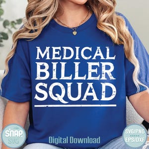 Könnte beinhalten: Ein königsblaues T-Shirt mit dem Text "MEDICAL BILLER SQUAD" in weißer, abgenutzter Schrift. Der Text ist mittig auf dem Shirt platziert und hat eine weiße Linie darunter. Das Shirt wird von einer Person mit langen blonden Haaren getragen.