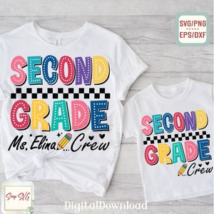 以下が含まれることがあります： カラフルなグラフィックデザインが施された白いTシャツ2枚。 「Second Grade」と鉛筆とハートが描かれています。 大きな方のTシャツには「Ms. Elina Crew」と書いてあります。