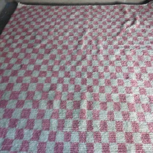 Handgemaakt wollen geruit tapijt: lichtroze hoogpolig dambordtapijt