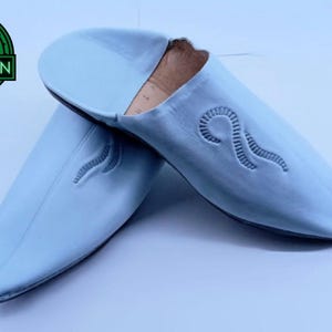 Babuchas marroquíes de cuero hechas a mano: calzado tradicional.