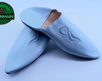 Babuchas marroquíes de cuero hechas a mano: calzado tradicional.