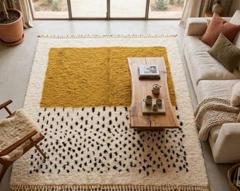 Alfombra con borde de borlas, amarillo mostaza, lana blanca y negra, alfombra moderna para rincón de lectura.