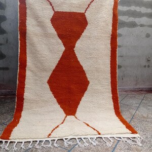 Tapis marocain fait main en laine : jaune moutarde, motif triangulaire blanc