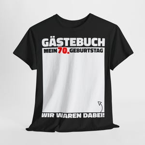 Könnte beinhalten: Schwarzes T-Shirt mit weißem Text, der "Gästebuch Mein 70. Geburtstag Wir Waren Dabei!" lautet. Der Text ist in fetter, serifenloser Schrift. Die Zahl 70 ist rot.