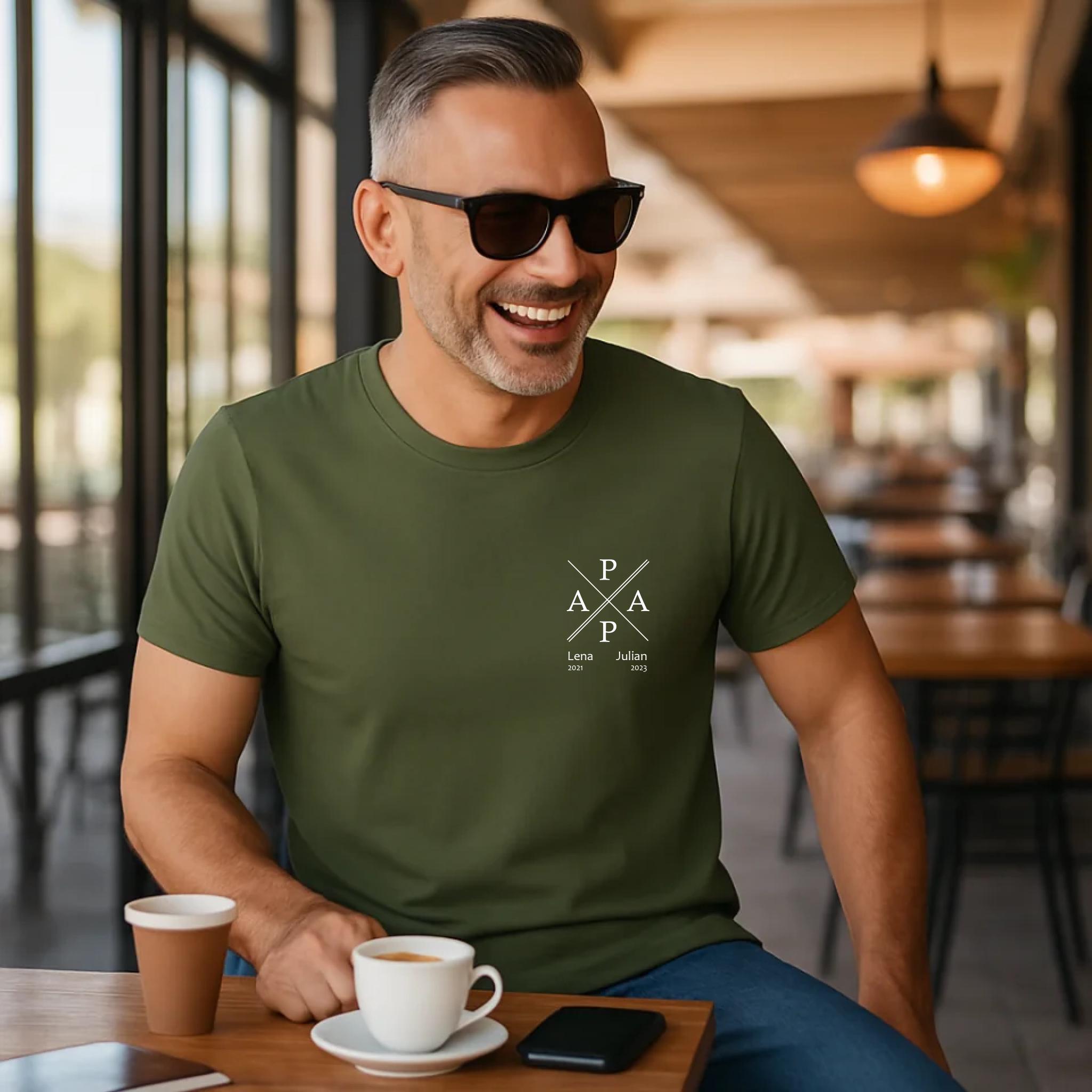 PapaPrint: Personalisiertes Vatertag T-Shirt mit Name & Geburtsjahr | Geschenk für Papa | Vatertagsgeschenk | Vater Shirt