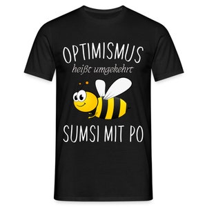 Può includere: T-shirt nero con una grafica di un'ape bianca e il testo "OPTIMISMUS heisst umgekehrt SUMSI MIT PO".