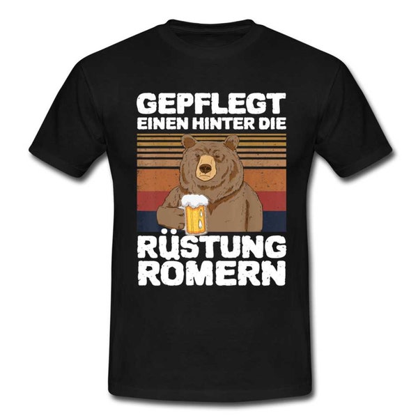 Lustiger Bär gepflegt einen hinter die Rüstung römern T-Shirt