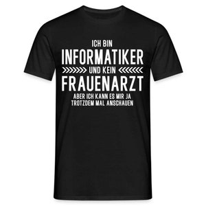 Op de afbeelding: Zwart T-shirt met witte tekst die "Ich bin Informatiker und kein Frauenarzt aber ich kann es mir ja trotzdem mal anschauen." luidt.