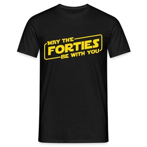 Op de afbeelding: Zwart T-shirt met een gele afbeelding met de tekst "Moge de veertigers met je zijn" in een lettertype geïnspireerd door Star Wars.