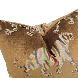 Peut inclure: Un oreiller en velours marron avec un motif de tigre ray&eacute; color&eacute;. L'oreiller est d&eacute;cor&eacute; de plusieurs tigres dans un motif r&eacute;p&eacute;titif.