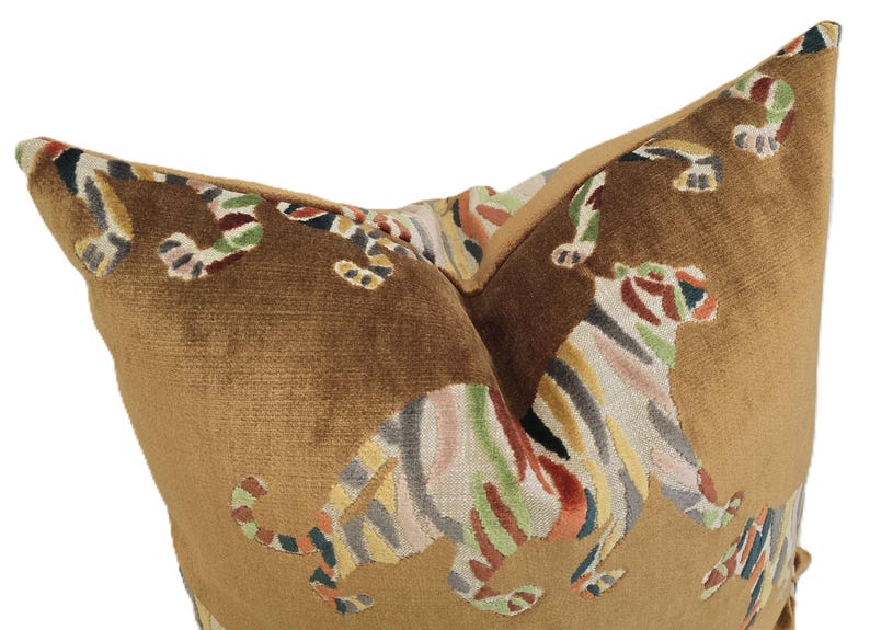 Peut inclure: Un oreiller en velours marron avec un motif de tigre ray&eacute; color&eacute;. L'oreiller est d&eacute;cor&eacute; de plusieurs tigres dans un motif r&eacute;p&eacute;titif.
